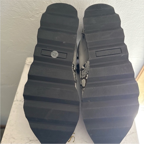 Jessica Rich Women’s Gold Python snake Transparent Sneaker 37=7 New $200+ Retail - Picture 4 of 7